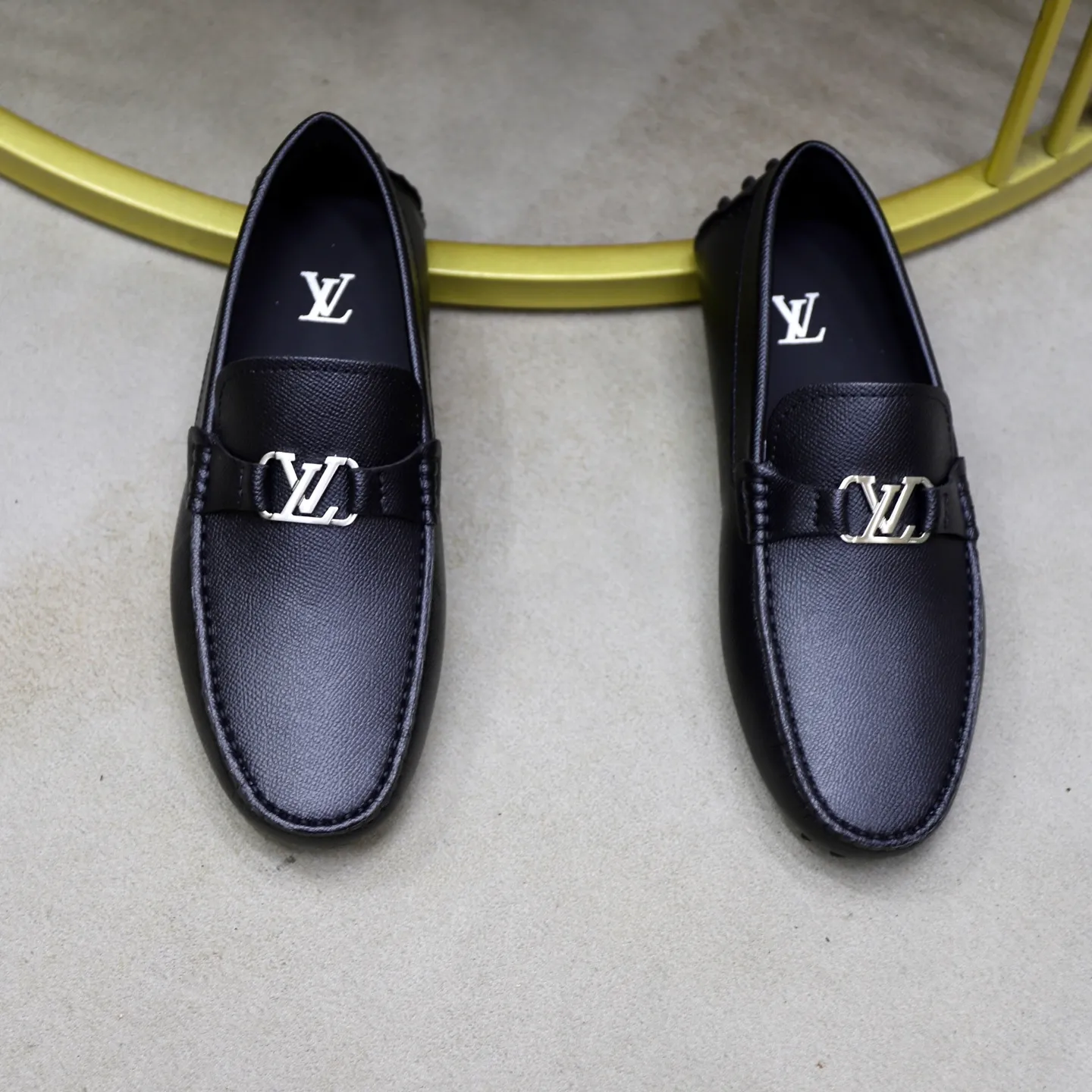 Ex-factory price: 480💰【LV】Louis Vuitton ⚠️High-end men’s driving and pedal series ⚠️38-44 (customized for 45) ⚠️All original cowhide leather! Thick and soft! Made entirely of calfskin lining! The latest non-slip beanie sole! Three-dimensional package technology! Fashionable and classic! Handicrafts! Original high quality! Feel free to compare!